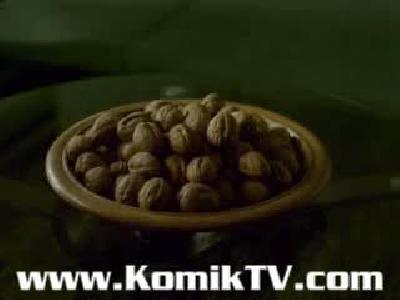 ceviz kıran bayan